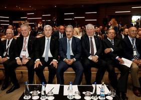 Ege Ekonomiyi Geliştirme Vakfı (EGEV) ve Özgencil Grup işbirliğiyle 3. Ege Ekonomik Forum, "Yarın İçin Hayal Et" ana teması ile İzmir'de başladı. Forumun açılışına İzmir Valisi Erol Ayyıldız (ortada), İzmir Büyükşehir Belediye Başkan Vekili Mustafa Özuslu (sağ 3), İzmir Ticaret Odası Yönetim Kurulu Başkanı Mahmut Özgener (sol 2), EGEV Yönetim Kurulu Başkanı Mehmet Ali Susam (sol 3) ve çok sayıda iş insanı katıldı. ( Mahmut Serdar Alakuş - Anadolu Ajansı )