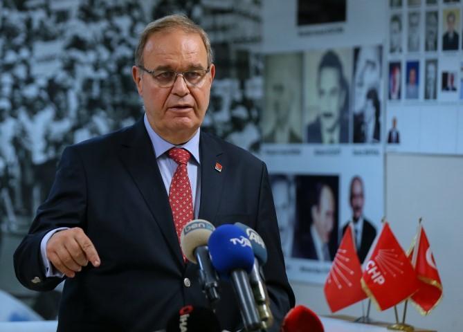 CHP Genel Başkan Yardımcısı ve Parti Sözcüsü Faik Öztrak, partisinin İzmir il başkanlığında basın toplantısı düzenledi. ( Emin Mengüarslan - Anadolu Ajansı )