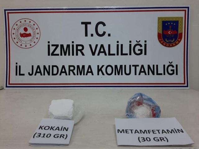 İzmir'in 9 ilçesinde 4-14 Kasım'da gerçekleştirilen uyuşturucu operasyonlarında gözaltına alınan 10 şüpheliden 7'si tutuklandı. Yapılan aramalarda 310 gram kokain, 45 gram metamfetamin, 2 kilo 869 gram esrar, 1402 sentetik hap, 135 kök kenevir bitkisi ele geçirildi ve 82 kişi hakkında işlem başlatıldı. ( İzmir İl Jandarma Komutanlığı - Anadolu Ajansı )