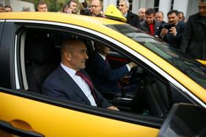 İzmir'de hayata geçirilen "mobil taksi çağırma sistemi" sayesinde, tek tuşla taksi çağırılabilecek, rezervasyon yaptırılabilecek. Bugünden itibaren hayata geçirilen "En Taksi İzmir" cep telefonu uygulamasının tanıtım toplantısı, Kaya Termal Otel'de düzenlendi. İzmir Büyükşehir Belediye Başkanı Tunç Soyer ve Oda Başkanı Celil Anık, taksiye binerek uygulamayı test etti. ( Halil Fidan - Anadolu Ajansı )