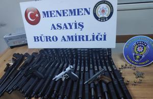 İzmir'in Menemen ilçesinde düzenlenen silah kaçaklığı operasyonunda bir şüpheli gözaltına alındı. Şüphelinin adresinde yapılan aramada 21 pompalı tüfek ele geçirildi. ( İlçe Emniyet Müdürlüğü - Anadolu Ajansı )