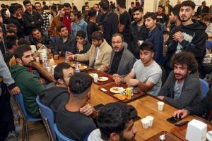 Gençlik ve Spor Bakanı Mehmet Muharrem Kasapoğlu, İzmir'deki Kredi Yurtlar Kurumu (KYK) İnciraltı Erkek Öğrenci Yurdu'nu ziyaret ederek öğrencilerle sahur yaptı.  ( İzmir Valiliği - Anadolu Ajansı )