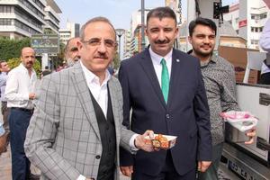 AK Parti Konak İlçe Başkanlığı, Türkiye'nin güney sınırında oluşturulmaya çalışılan terör koridorunu yok etmek, bölgeye barış ve huzuru getirmek amacıyla başlatılan Barış Pınarı Harekatı için lokma döktü. AK Parti il Başkanı Kerem Ali Sürekli (Solda), açıklamada bulundu.  ( Bilal Güler - Anadolu Ajansı )