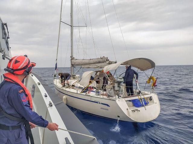 İzmir'in Çeşme, Seferihisar ve Dikili ilçeleri açıklarında 196 düzensiz göçmen kurtarılırken, yasa dışı geçişi organize ettiği iddiasıyla 3 şüpheli gözaltına alındı. ( Sahil Güvenlik Komutanlığı - Anadolu Ajansı )