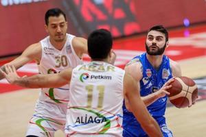 ING Basketbol Süper Ligi 16. hafta mücadelesinde Aliağa Petkimspor ile Büyükçekmece Basketbol  karşılaştı. Bir pozisyonda Büyükçekmece Basketbol'dan Matthew Thomas Farrell (5) ile Aliağa Petkimspor'dan Dorukhan Engindeniz (30) ve Ege Arar (11) mücadele etti. ( Lokman İlhan - Anadolu Ajansı )