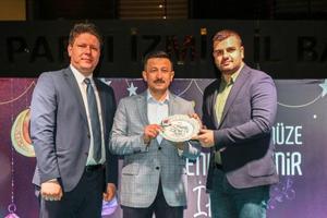 AK Parti İzmir İl Gençlik Kolları Başkanlığı tarafından il başkanlığı binasının bahçesinde vefa iftarı düzenlendi. AK Parti Gençlik Kolları Başkanı Eyüp Kadir İnan (sağda) ve AK Parti İzmir İl Gençlik Kolları Başkanı Recep Tayyip Taslak,(solda) Genel Başkan Yardımcısı Hamza Dağ'a (ortada)  hediye verdi.  ( Tezcan Ekizler - Anadolu Ajansı )