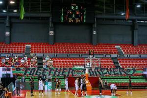 ING Basketbol Ligi'nin 3. haftasında Pınar Karşıyaka ile Aliağa Petkimspor arasında oynanan ve skorbord arızası nedeniyle bir kaç kez duran müsabakaya ara verildi. Skorbordda yaşanan sorundan dolayı yarım saat geç başlayan karşılaşma, tekrar eden arızalar nedeniyle oyun içinde de duraksamalara neden oldu. ( Mehmet Emin Mengüarslan - Anadolu Ajansı )
