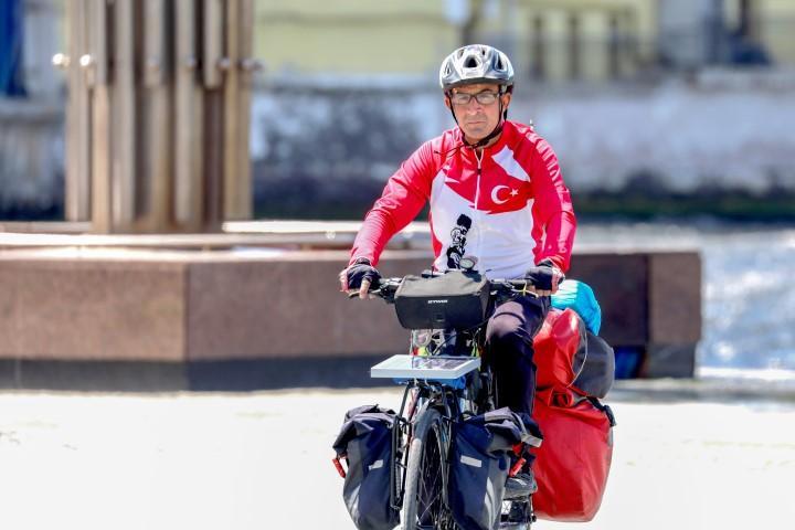Vatan uğruna canlarını feda eden şehitler anısına 17 yıldır pedal çeviren Orhan Kotluk, 19 Mayıs Atatürk'ü Anma, Gençlik ve Spor Bayramı dolayısıyla İzmir'den Anıtkabir'e hareket etti. Yaklaşık 600 kilometrelik yolu 6 günde tamamlamayı hedefleyen Kotluk, bugüne kadar bisikletiyle şehitler anısına 20 bin 50 kilometre yol katetti. ( Lokman İlhan - Anadolu Ajansı )