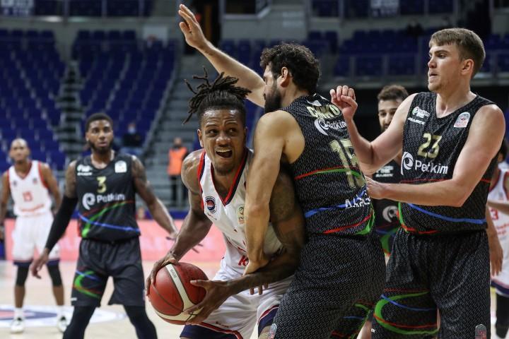 ING Basketbol Süper Ligi'nin 9. haftasında Bahçeşehir Koleji ile Aliağa Petkimspor, Ülker Spor ve Etkinlik Salonu’nda karşılaştı. Bir pozisyonda Bahçeşehir Koleji basketbolcusu Jamal Jones (solda) ile Aliağa Petkimspor oyuncusu Erol Can Çinko (sağ 2) mücadele etti. ( Mehmet Murat Önel - Anadolu Ajansı )