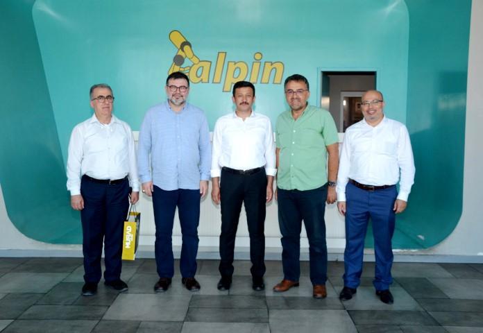 AK Parti Genel Başkan Yardımcısı Hamza Dağ (ortada),  Menderes ve Torbalı bölgesinde bulunan Müstakil Sanayici ve İşadamları Derneği (MÜSİAD) üye iş yerlerini ziyaret etti.  ( Müstakil Sanayici ve İşadamları Derneği İzmir Şubesi - Anadolu Ajansı )