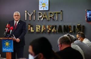İYİ Parti Grup Başkanvekili Müsavat Dervişoğlu (kürsüde), partisinin İzmir İl Başkanlığında basın toplantısı düzenledi. ( Mehmet Emin Mengüarslan - Anadolu Ajansı )