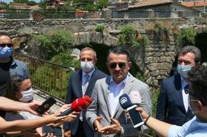 Tarım ve Orman Bakanı Bekir Pakdemirli, İzmir’in Bergama ilçesindeki Selinos Deresi’nde incelemelerde bulundu. Bakan Pakdemirli, Selinos Deresi'nde yapılması planlanan "Antik Selinos Su Kanalı Projesi" hakkında basın mensuplarına açıklama yaptı. ( Mehmet Emin Mengüarslan - Anadolu Ajansı )