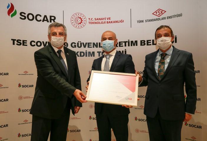 SOCAR Türkiye Rafineri ve Petrokimya İş Birimi, yeni tip koronavirüs (Kovid-19) salgınıyla mücadele kapsamında Türk Standardları Enstitüsü (TSE) denetçilerinin detaylı kontrolünden geçerek "TSE COVID-19 Güvenli Üretim Belgesini" almaya hak kazandı. Belgenin Aliağa'daki şirket merkezindeki teslim törenine Sanayi ve Teknoloji Bakan Yardımcısı Hasan Büyükdede (solda), TSE Başkanı Adem Şahin (sağda) ve SOCAR Türkiye Rafineri ve Petrokimya İş Birimi Başkanı Anar Mammadov (ortada) katıldı. ( Mahmut Serdar Alakuş - Anadolu Ajansı )