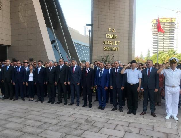 Adli yıl açılışı nedeniyle İzmir Adalet Sarayı protokol girişinde tören düzenlendi. ( Meriç Ürer - Anadolu Ajansı )