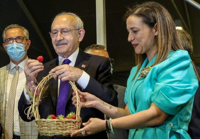 CHP Genel Başkanı Kemal Kılıçdaroğlu (ortada), İzmir'in Selçuk ilçesinde belediye tarafından yaptırılan Efes Tarlası Yaşam Köyü'nün açılışına, Selçuk Belediye Başkanı Filiz Ceritoğlu Sengel (sağda) ile katıldı. Kılıçdaroğlu ve Sengel, Efes Tarlası Yaşam Köyü bünyesinde bulunan serada çilek topladı. ( Mahmut Serdar Alakuş - Anadolu Ajansı )