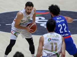 ING Basketbol Süper Ligi 11. hafta mücadelesinde Aliağa Petkimspor ile Anadolu Efes  karşılaştı. Bir pozisyonda Aliağa Petkimspor'dan Yiğitcan Turna (10) ile Anadolu Efes'ten Vasilije Micic (22) mücadele etti. ( Lokman İlhan - Anadolu Ajansı )