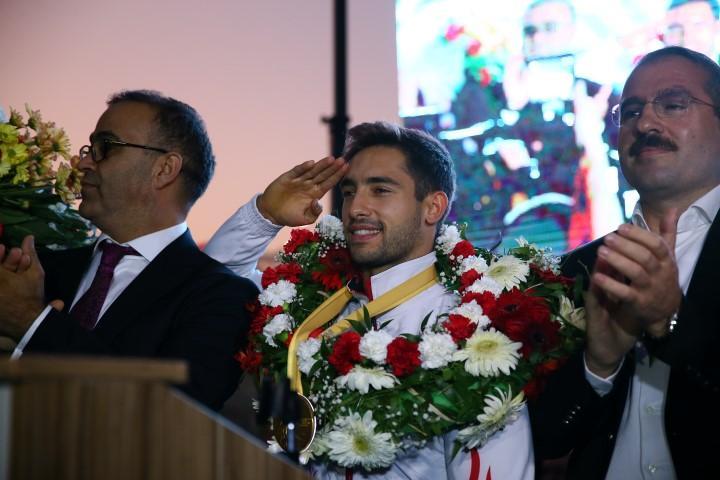 Almanya'nın Stuttgart kentinde gerçekleştirilen şampiyonada, halka aleti finalinde 14.933'lük derecesiyle şampiyon olup, cimnastikte büyüklerde altın madalya kazanan ilk Türk sporcu olarak tarihe geçen İbrahim Çolak ile şampiyonada dünya ikincisi olan Ahmet Önder ve olimpiyat kotası alan Ferhat Arıcan ile Nazlı Savranbaşı İzmir'e geldi.  Çok sayıda vatandaş, İzmir Adnan Menderes Havalimanı'nda Türk bayraklarıyla sporcuları karşıladı. Çolak (fotoğrafta) burada asker selamı verdi. ( Halil Fidan - Anadolu Ajansı )