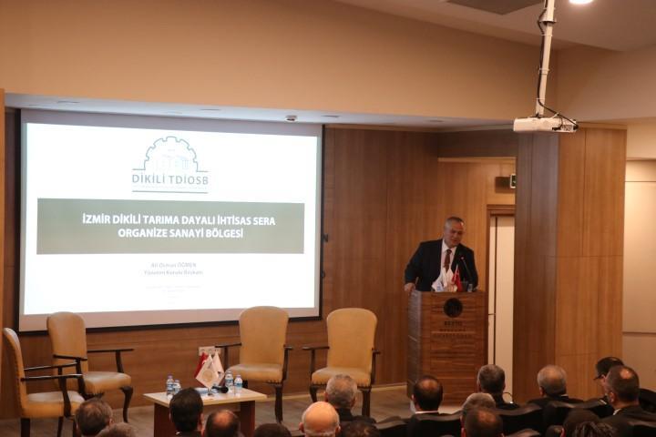 İzmir'in Bergama ilçesinde, "Dikili Tarıma Dayalı İhtisas Sera Organize Sanayi Bölgesi" konulu bilgilendirme toplantısı yapıldı. İzmir Ticaret Odası Yönetim Kurulu Üyesi ve İzmir Dikili Tarıma Dayalı İhtisas Sera Organize Sanayi Bölgesi Yönetim Kurulu Başkanı Ali Osman Öğmen, Bergama Ticaret Odasında düzenlenen toplantıda bir konuşma yaptı. ( Yusuf Şahbaz - Anadolu Ajansı )
