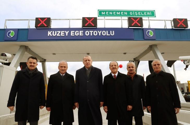 Türkiye Cumhurbaşkanı Recep Tayyip Erdoğan (sol 3), İzmir'de Menemen-Aliağa-Çandarlı otoyolu açılışı törenine katıldı. Törene Tarım ve Orman Bakanı Bekir Pakdemirli de (solda) katıldı. ( Cumhurbaşkanlığı / Murat Çetinmühürdar - Anadolu Ajansı )