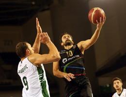 ING Basketbol Süper Ligi'nin 7. haftasında OGM Ormanspor ile Aliağa Petkimspor,  karşılaştı. Bir pozisyonda OGM Ormanspor takımı oyuncusu Elmedin Kikanovic (9) ile Aliağa Petkimspor takımı oyuncusu Yiğitcan Turna (10) mücadele etti. ( Mustafa Murat Kaynak - Anadolu Ajansı )