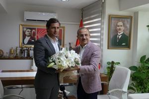 AK Parti İzmir İl Başkanı Kerem Ali Sürekli (sağda), CHP İzmir İl Başkanı Deniz Yücel'i (solda) ziyaret etti. ( Efsun Yılmaz - Anadolu Ajansı )