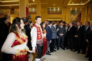 Başbakan Yardımcısı Hakan Çavuşoğlu, İzmir Kaya Termal Otel'de gerçekleştirilen 2. Rumeli - Balkan Buluşması'na katıldı.  Çavuşoğlu, yöresel müzikler ve danslar eşliğinde kapıda karşılandı.  ( Evren Atalay - Anadolu Ajansı )