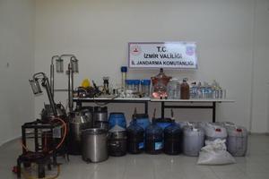 İzmir'in Aliağa ilçesinde 363 litre sahte içki ile sahte içki yapımında kullanılan malzemeler ele geçirildi. ( İl Jandarma Komutanlığı - Anadolu Ajansı )