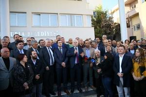 CHP Genel Başkan Yardımcısı Tuncay Özkan, Urla Belediyesi önünde İzmir İl Başkanı Deniz Yücel ile bazı CHP milletvekilleri ve belediye başkanlarıyla birlikte Urla Belediye Başkanı İbrahim Burak Oğuz'un Fetullahçı Terör Örgütü'ne (FETÖ) üye olduğu iddiasıyla tutuklanmasıyla ilgili açıklama yaptı. ( Halil Fidan - Anadolu Ajansı )
