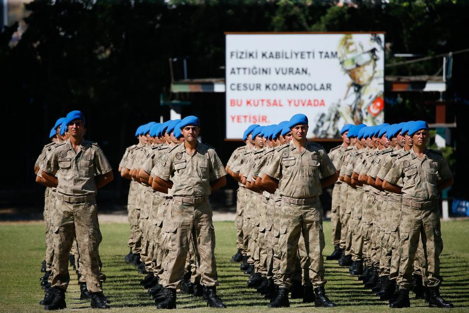 İzmir'in Foça ilçesinde bulunan Jandarma Komando Okulu ve Eğitim Merkezi Komutanlığında eğitim alan 50'si kadın 492 subay adayı, komando temel kursunu başarıyla tamamladı.  ( Evren Atalay - Anadolu Ajansı )