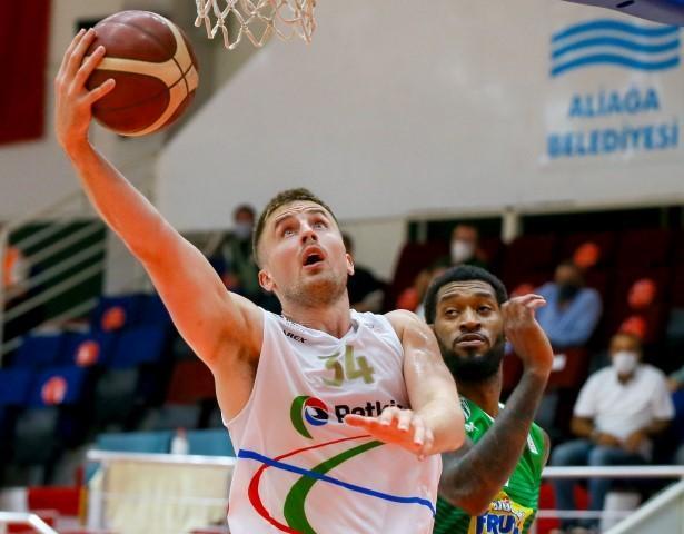 ING Basketbol Süper Ligi'nin 4. haftasında Aliağa Petkimspor ile Frutti Extra Bursaspor, karşılaştı. Bir pozisyonda Frutti Extra Bursaspor'dan Perry James Jones (sağda) ile Aliağa Petkimspor'dan Ian Hummer (solda) mücadele etti. ( Mehmet Emin Mengüarslan - Anadolu Ajansı )