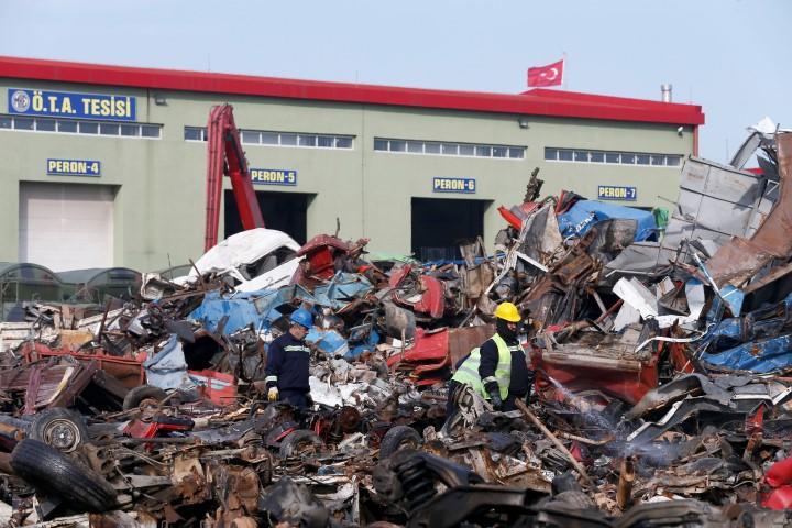Ülke genelindeki 3 hurda müdürlüğüyle yıllık yaklaşık 300 bin ton ömrünü tamamlamış malzemeyi savunma sanayisine girdi olarak geri kazandıran Makina ve Kimya Endüstrisi Kurumu (MKE) Hurda İşletmesi, hurda otomobillere yönelik yeni teşvik düzenlemesine hazırlanıyor. AA ekibinin yerden ve drone desteğiyle havadan görüntülediği Aliağa Hurda Müdürlüğüne Türkiye'nin yaklaşık 15 ilinden her gün ortalama 15 tır ömrünü tamamlamış malzeme getiriliyor. Çoğunluğunu ulaşım araçlarının oluşturduğu hurdalar, kantarda tartıldıktan sonra araçların içindeki sıvıların boşaltıldığı birime yönlendiriliyor. ( Cem Öksüz - Anadolu Ajansı )