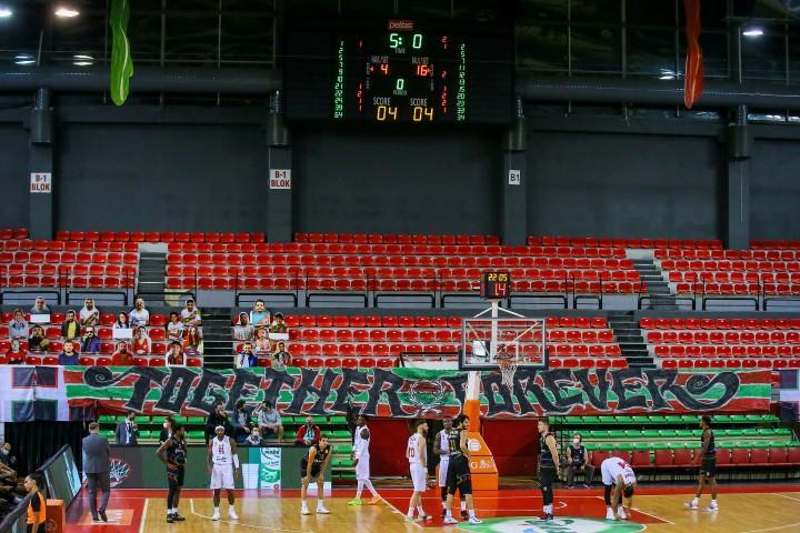 ING Basketbol Ligi'nin 3. haftasında Pınar Karşıyaka ile Aliağa Petkimspor arasında oynanan ve skorbord arızası nedeniyle bir kaç kez duran müsabakaya ara verildi. Skorbordda yaşanan sorundan dolayı yarım saat geç başlayan karşılaşma, tekrar eden arızalar nedeniyle oyun içinde de duraksamalara neden oldu. ( Mehmet Emin Mengüarslan - Anadolu Ajansı )