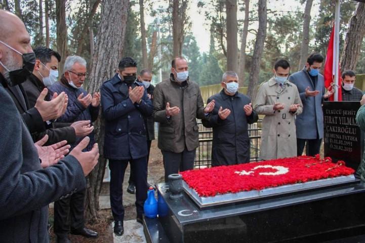 Ege Üniversitesinde (EÜ) 6 yıl önce öğrenciler arasında çıkan kavgada öldürülen Fırat Çakıroğlu, İzmir'de mezarı başında anıldı. Çakıroğlu'nun Bornova ilçesi Pınarbaşı Mezarlığı'ndaki kabrini ziyaret eden MHP İzmir İl Başkanı Veysel Şahin (sağ4) MHP İzmir Milletvekili Tamer Osmanağaoğlu, Aliağa Belediye Başkanı Serkan Acar ve partililer Çakıroğlu için dua etti. ( MHP İzmir İl Başkanlığı - Anadolu Ajansı )