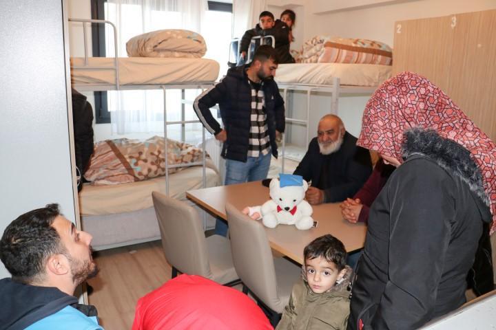 Depremde evleri yıkılan 60 kişi İzmir'deki GSB yurtlarına yerleştirildi