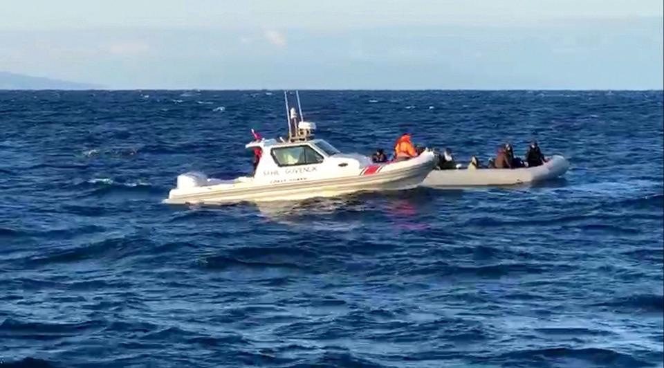 İzmir'in Foça ilçesinde yasa dışı yollarla yurt dışına çıkmaya çalışan 30 düzensiz göçmen yakalandı. ( Sahil Güvenlik Komutanlığı - Anadolu Ajansı )