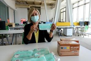 İzmirli bir firma tarafından geliştirilen mentollü maske, ihracat için gün sayıyor. Firmanın ortaklarından Mehtap Çakıroğlu, temmuz ayında geliştirdiklerini mentollü maskenin iç piyasadan talep görmeye başladığını söyledi.  ( Mahmut Serdar Alakuş - Anadolu Ajansı )