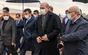 İçişleri Bakanı Süleyman Soylu (sol 3), İzmir'deki programları kapsamında Afet ve Acil Durum Yönetimi Başkanlığı'nda (AFAD) İzmir depremi ile ilgili yapılan çalışmalar hakkında brifing aldı. Bakan Soylu'yu AFAD'a gelişinde İzmir Valisi Yavuz Selim Köşger (sağ 3), AK Parti Genel Başkan Yardımcıları Hamza Dağ (sol 2) ve Fatma Betül Sayan Kaya (sağ 2) ve AK Parti İl Başkanı Kerem Ali Sürekli (sağda) karşıladı. ( Mahmut Serdar Alakuş - Anadolu Ajansı )