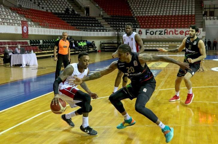 ING Basketbol Süper Ligi’nin 25. haftasında Empera Halı Gaziantep Basketbol ile Aliağa Petkimspor karşılaştı. Bir pozisyonda, Empera Halı Gaziantep Basketbollu Hayes (solda), Aliağa Petkimsporlu Wimbush (sağda) ile mücadele etti. ( Fırat Özdemir - Anadolu Ajansı )