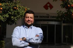 İzmir Ekonomi Üniversitesinin de paydaşı olduğu Avrupa Birliği (AB) projesiyle Türkiye'den yaklaşık 80 bin tüketiciye elektriğin verimli kullanımı eğitimi verilecek, 5 bin tüketici ise yenilenebilir enerji konusunda yatırım danışmanlığı alacak. İzmir Ekonomi Üniversitesi Sürdürülebilir Enerji Ana Bilim Dalı Başkanı ve Yüksek Lisans Program Koordinatörü Prof. Dr. Mehmet Efe Biresselioğlu, AA muhabirine yaptığı açıklamada, projeyle enerji yönetiminde hane halkı ile yenilikçi bir işbirliği planını devreye sokacaklarını bildirdi. ( Yusuf Şahbaz - Anadolu Ajansı )