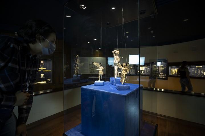 Antik Çağ'da ölümden sonra insan ruhuna eşlik ettiği düşünülen 2 bin 300 yıllık tanrı ve peri heykelcikleri, İzmir Arkeoloji Müzesinde ilk kez sergilenmeye başlandı. "Göremediklerinizi Göreceksiniz" adlı projeyle her ay özel bir eseri ziyaretçilerine tanıtan İzmir Arkeoloji Müzesinin yeni konukları Helenistik Dönem'den kalma "ruh eşlikçileri" oldu. Mezarlara 2 bin 300 yıl önce ölü hediyesi olarak bırakılan heykelcikleri, İzmir'in Aliağa ilçesindeki 1982 yılında Myrina kazısında, Seferihisar ilçesindeki 2015 yılında Teos kazısında bulunduktan sonra restore edilip depolarda koruma altına alındı. ( Lokman İlhan - Anadolu Ajansı )