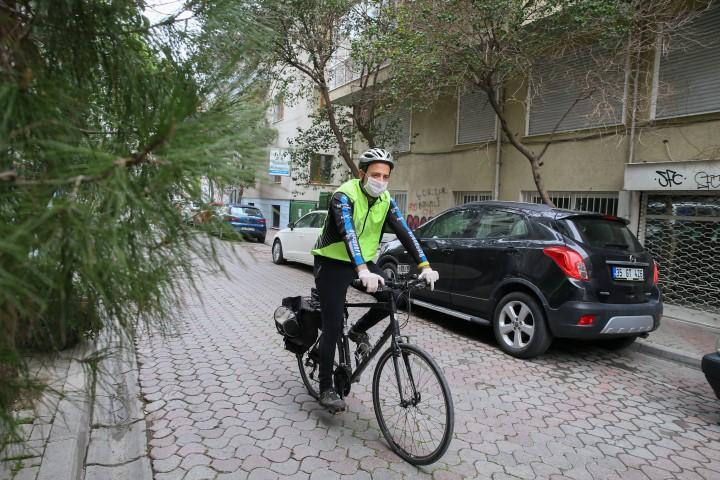 İzmir'de yaklaşık 40 kişiden oluşan BisiDestek ekibi, yeni tip koronavirüs (Kovid-19) nedeniyle sokağa çıkması kısıtlananların ihtiyaçlarını bisikletleriyle karşılıyor. Yardıma ihtiyacı olanlara eldiven ve maske takarak ulaşan gönüllüler, siparişleri aldıktan sonra alışveriş yapıyor ve hijyen kurallarına dikkat ederek kapıya kadar getiriyor. ( Mehmet Emin Mengüarslan - Anadolu Ajansı )