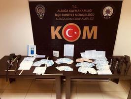 İzmir'de helikopter destekli düzenlenen tefeci operasyonunda 15 zanlı gözaltına alındı. Şüphelilerin adresleri ve iş yerlerinde yapılan aramalarda, 5 av tüfeği, 12 fişek, çok sayıda senet, başkalarına ait nüfus cüzdanı, sahte sürücü belgesi ile haksız kazanç olarak elde edildiği değerlendirilen 44 bin 300 lira ele geçirildi.  ( Emniyet Genel Müdürlüğü - Anadolu Ajansı )