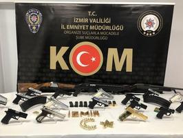 İzmir ve Aydın'da, Emniyet Genel Müdürlüğü KOM Daire Başkanlığı koordinesinde organize suç örgütlerine yönelik başlatılan "Sahil Rüzgarı Operasyonu" kapsamında 33 şüpheli gözaltına alındı. İzmir'deki operasyonda zanlıların adreslerinde yapılan aramalarda 18 ruhsatsız tabanca, 3 pompalı tüfek, 51 fişek ile 328 mermi ele geçirildi. ( Şafak Yel - Anadolu Ajansı )