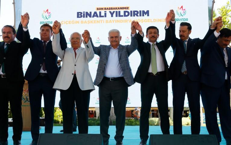 AK Parti İzmir Milletvekili Binali Yıldırım, Bayındır Belediyesi'ni ziyaret etti. Yıldırım, belediye önünde vatandaşlara seslendi. Binali Yıldırım (ortada) eski Milli Savunma Bakanı Vecdi Gönül (sol 3) AK Parti Genel Başkan Yardımcısı Hamza Dağ (sağ 3) AK Parti İzmir Milletvekilleri Mahmut Atilla Kaya (sağ 2) ve Yaşar Kırkpınar(solda) Bayındır Belediye Başkanı Uğur Demirezen (sol 2) vatandaşları selamladı.  ( Evren Atalay - Anadolu Ajansı )