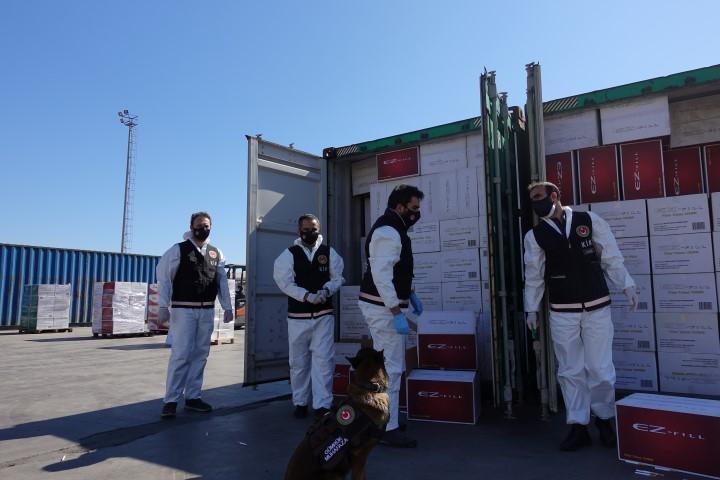 İzmir'in Aliağa Limanı'nda içeriği şüpheli bulunan konteynerlerde Ticaret Bakanlığı Gümrük Muhafaza Genel Müdürlüğü ekiplerince yapılan aramada 37 milyon 190 bin adet filtreli sigara kağıdı ele geçirildi. Birleşik Arap Emirlikleri'nden gönderildiği ve "krepe edilmiş kağıt cinsi eşya" içerdiği beyan edilen 4 konteynerde İzmir Gümrük Muhafaza Kaçakçılık ve İstihbarat Müdürlüğü ekiplerince tütün dedektör köpeği "Gizmo"nun da yardımıyla yapılan aramada toplam 37 milyon 190 bin adet filtreli sigara kağıdı tespit edildi. "Makaron" olarak da tabir edilen sigara kağıtlarının piyasa değerinin ise yaklaşık 6 milyon 750 bin lira olduğu belirtildi. ( Efsun Erbalaban Yılmaz - Anadolu Ajansı )