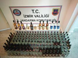 İzmir'de düzenlenen operasyonda 230 şişe sahte içki ele geçirildi.  ( İl Jandarma Komutanlığı - Anadolu Ajansı )