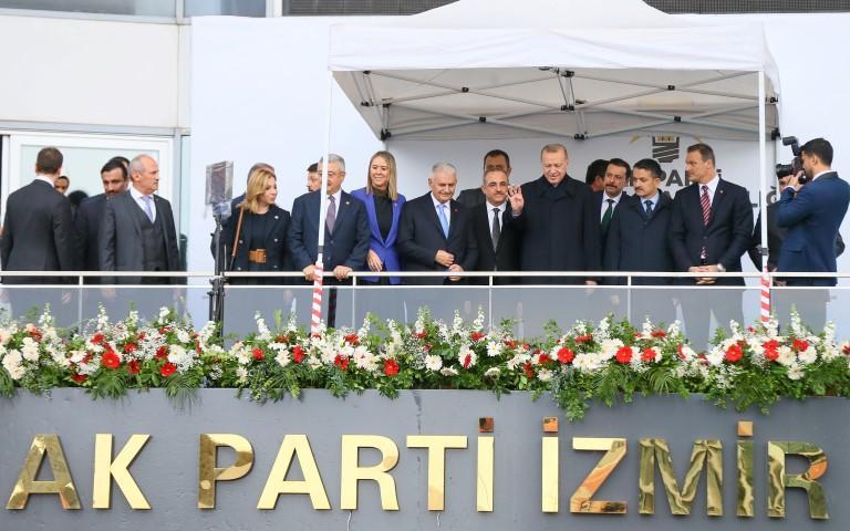 Türkiye Cumhurbaşkanı Recep Tayyip Erdoğan, İzmir'de AK Parti İl Başkanlığı’nı ziyaret etti. Cumhurbaşkanı Erdoğan ziyarette partilileri selamladı. ( Emin Mengüarslan - Anadolu Ajansı )