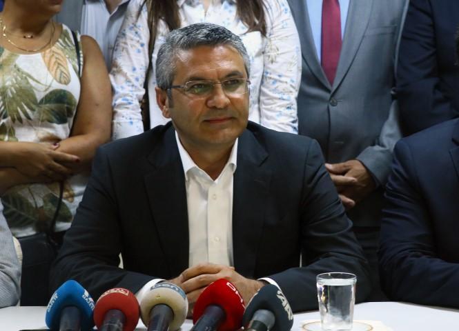 CHP Genel Başkan Yardımcısı Oğuz Kaan Salıcı (fotoğrafta) ve CHP İstanbul İl Başkanı Canan Kaftancıoğlu, partisinin İzmir İl Başkanı Deniz Yücel'i ziyaret etti. CHP Genel Başkan Yardımcısı Oğuz Kaan Salıcı ziyarette basın mensuplarının sorularını yanıtladı. ( Yusuf Şahbaz - Anadolu Ajansı )