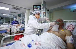 Yeni tip koronavirüsle (Kovid-19) mücadeleye devam eden kadın sağlık çalışanları, yaşamın her alanını etkileyen salgın nedeniyle 8 Mart Dünya Kadınlar Günü'nü buruk geçiriyor. Sağlık Bilimleri Üniversitesi (SBÜ) Dr. Suat Seren Göğüs Hastalıkları ve Cerrahisi Eğitim ve Araştırma Hastanesinde Kovid-19 hastalarının tedavi gördüğü serviste ve yoğun bakımda görev yapan kadın doktor, hemşire ve hasta bakıcılar 8 Mart Dünya Kadınlar Günü'nü sevdiklerinden uzakta geçirecek olmanın hüznünü yaşıyor. ( Mahmut Serdar Alakuş - Anadolu Ajansı )
