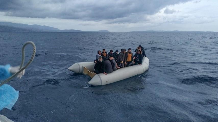 İzmir'in Dikili ve Çeşme ilçeleri açıklarında, Yunanistan unsurlarınca geri itilen 42 düzensiz göçmen karaya çıkarıldı. ( Sahil Güvenlik Komutanlığı - Anadolu Ajansı )